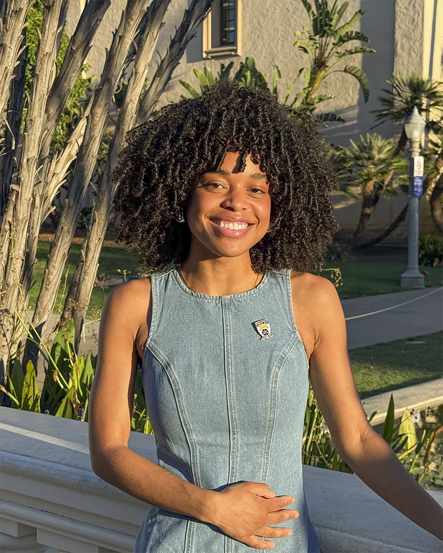 Savannah Luraya Soto sonríe al aire libre cerca del Zoológico de San Diego.